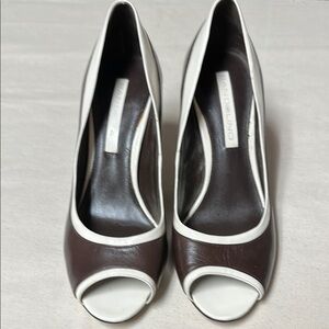 BANDOLINO HEELS Elegant Two-Tone Peep Toe Heels